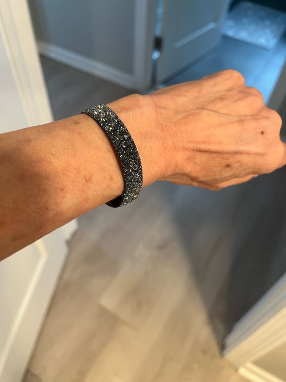 Sparkling navy blue adjustable stretch bracelet